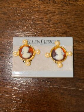 Ellen Designs vintage clip earrings Gold-Tone Cameo with Faux Pearls